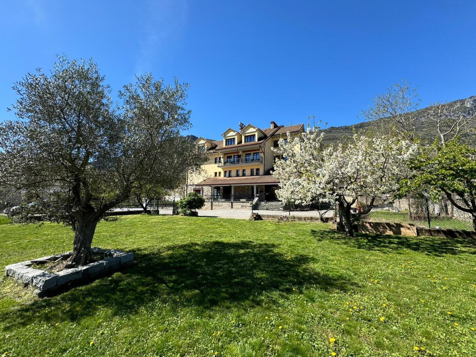 Hotel Cotiella Campo  Buitenkant foto